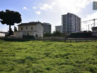 Attrae la nostra attenzione una casettina di campagna, in realt� l'unico ex casello ferrroviario rimasto a Bari. E� isolata e si trova all�ombra di un grande albero, visivamente in contrasto con gli alti palazzi della zona nuova di Poggiofranco che si stagliano all�orizzonte